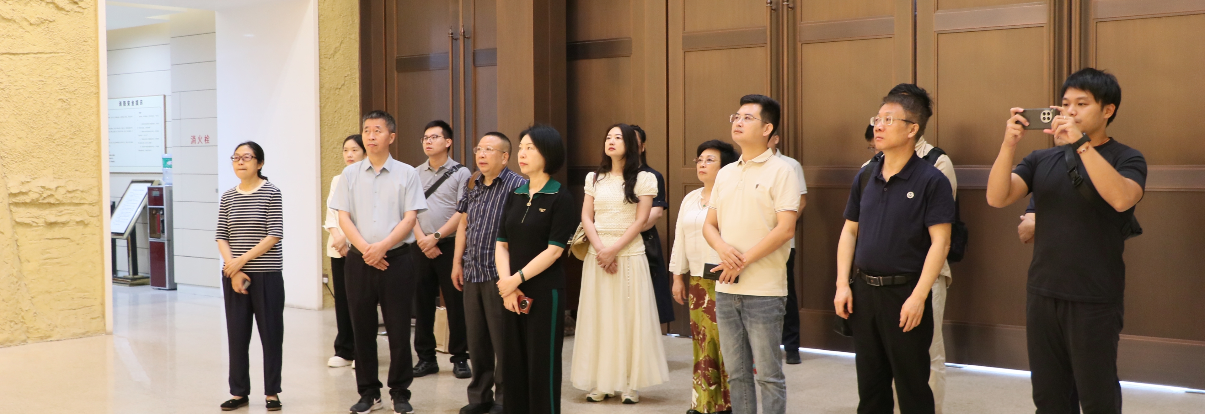 深圳市宝安区政协调研组一行参观郑州政协文史馆